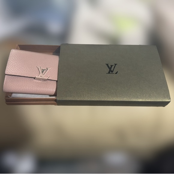 Louis Vuitton Portefeuille Capucines
Compact Wallet Pink - Picture 2 of 11